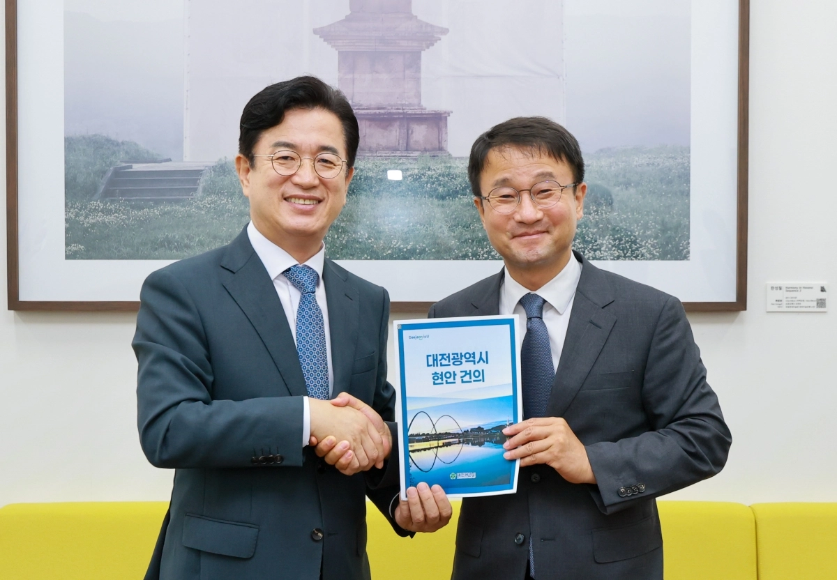 허태정(사진 왼쪽) 대전시장이 7일 국회를 방문해 한병도 더불어민주당 대표 직무대행 겸 원내대표에게 대전시 현안 건의서를 전달하고 관심과 협력을 요청했다. 대전시 제공