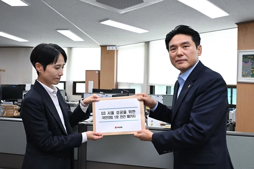 김길영 국민의힘 대표의원이 제12대 시의회 1·2호 의안을 공식 제출하고 있다. 서울시의회 제공