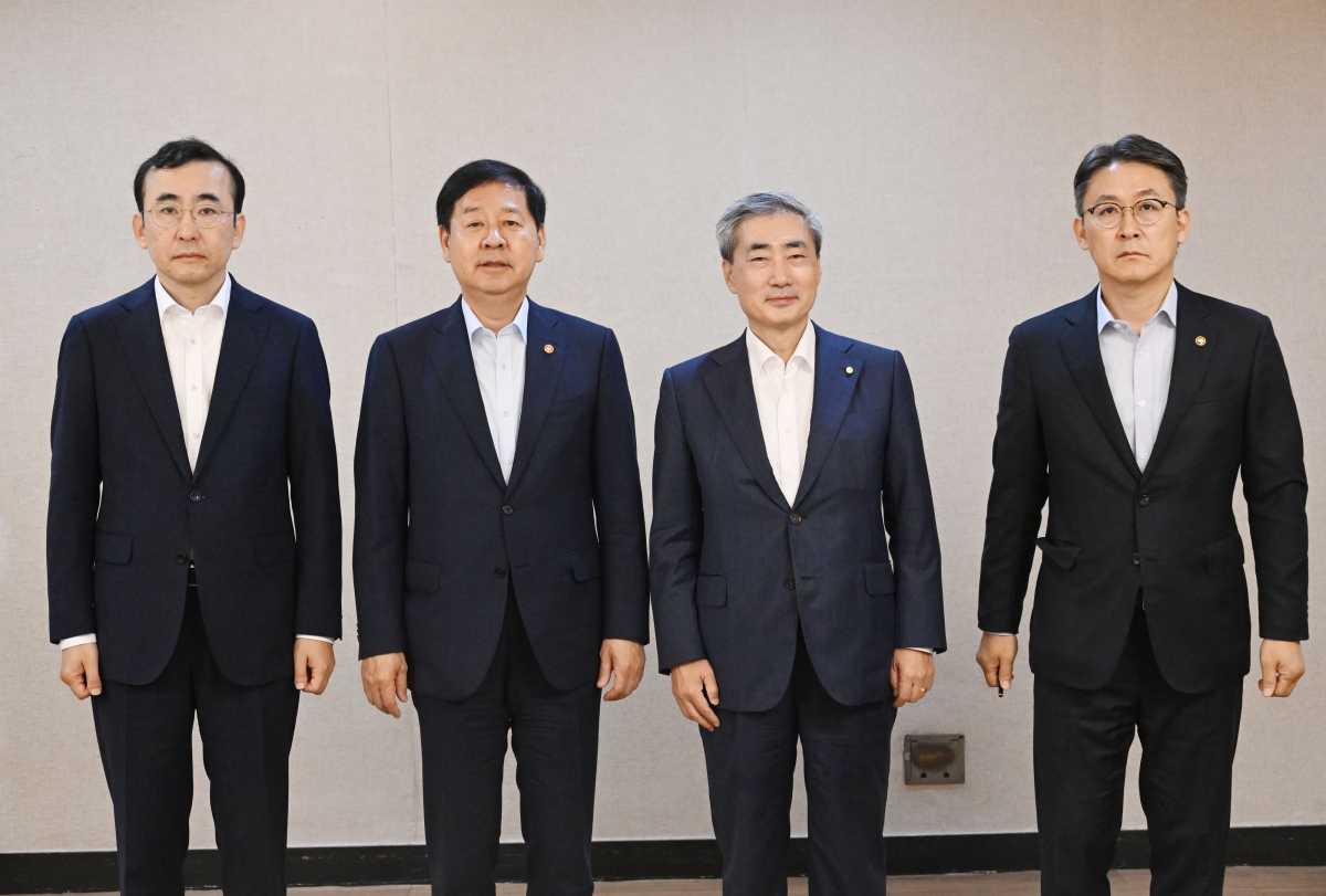 구윤철 부총리 겸 재정경제부 장관이 8일 정부서울청사에서 시장상황점검회의를 하기 앞서 참석자들과 기념 사진을 찍고 있다. 왼쪽부터 이세훈 금감원 수석부원장, 구 부총리, 신현송 한국은행 총재, 권대영 금융위 부위원장 재정경제부 제공