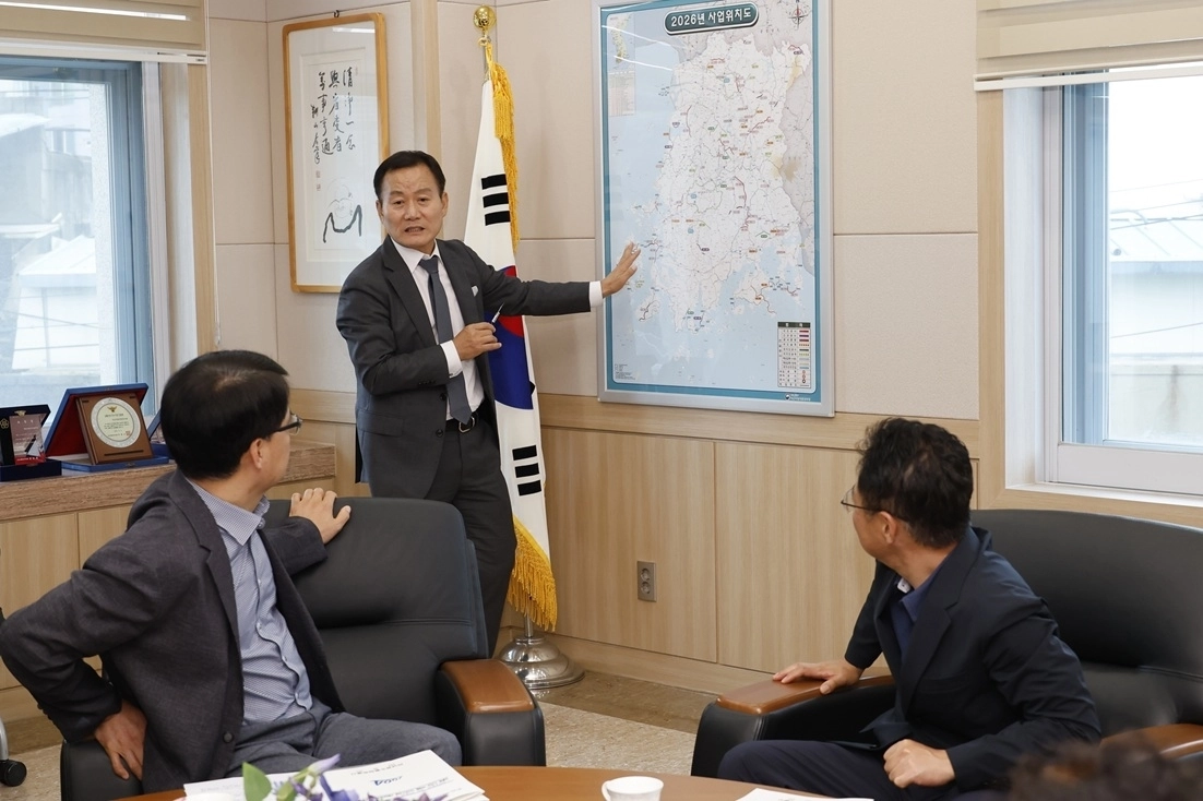 김태성 신안군수가 지난 6일 익산지방국토관리청을 방문해 백승호 청장과 면담을 갖고, 주민 불편 해소와 지역 발전을 위해 신안군의 ‘도로 SOC’ 현안을 설명하고 있다. (신안군 제공)
