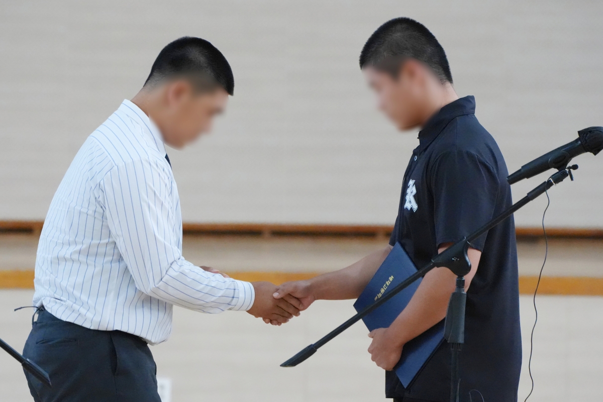서울 배재고등학교 야구부 주장(왼쪽)이 6일 오후 전남광주통합특별시 북구 광주제일고등학교를 찾아 제일고 야구부 주장에게 사과문을 전달한 후 악수를 하고 있다. 2026.07.06 뉴시스