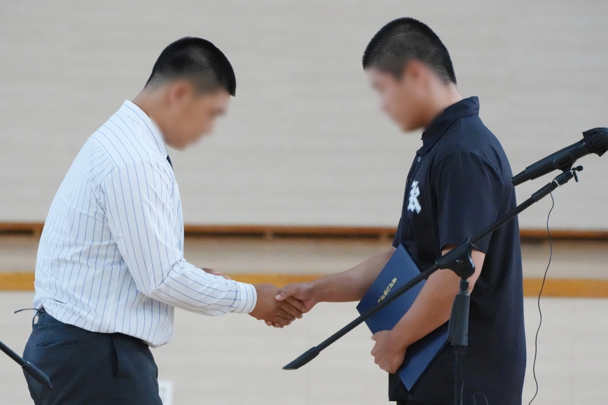 서울 배재고등학교 야구부 주장(왼쪽)이 6일 오후 전남광주통합특별시 북구 광주제일고등학교를 찾아 제일고 야구부 주장에게 사과문을 전달한 후 악수를 하고 있다. 2026.07.06 뉴시스