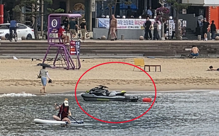 수상레저활동 금지구역인 부산 수영구 광안리해수욕장에 진입한 수상오토바이. 부산해양경찰서 제공