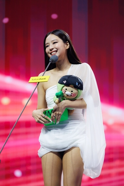 그룹 블랙핑크 멤버 제니가 지난해 12월 21일 서울 고척스카이돔에서 열린 제17회 MMA2025(2025 멜론뮤직어워드)에서 수상 소감을 말하고 있다. 연합뉴스