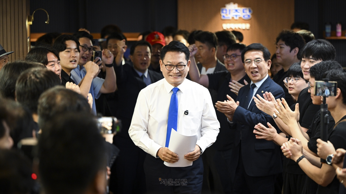 송영길 더불어민주당 의원이 8일 서울 여의도 더불어민주당 중앙당사에서 지지자들의 환호를 받으며 당 대표 출마 선언을 위해 이동하고 있다. 2026.7.8 이지훈 기자
