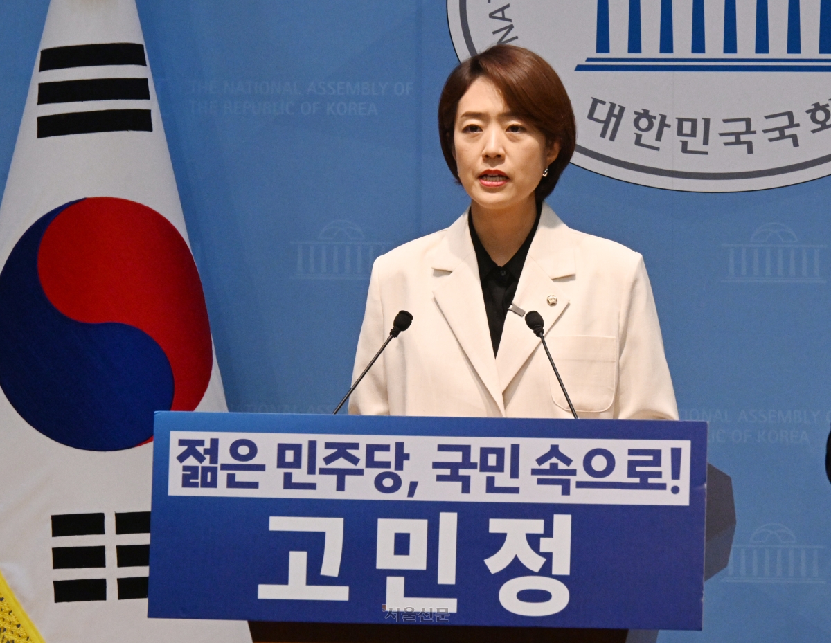 고민정 더불어민주당 의원이 8일 국회 소통관에서 당 대표 출마 선언 기자회견을 하고 있다. 2026.7.8 안주영 전문기자
