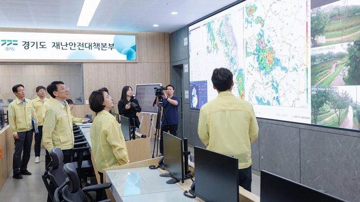 추미애 경기도지사가 6일 도청 재난안전대책본부에서 여름철 풍수해 대비 종합 대책과 관련한 보고를 받고 있다. 경기도 제공