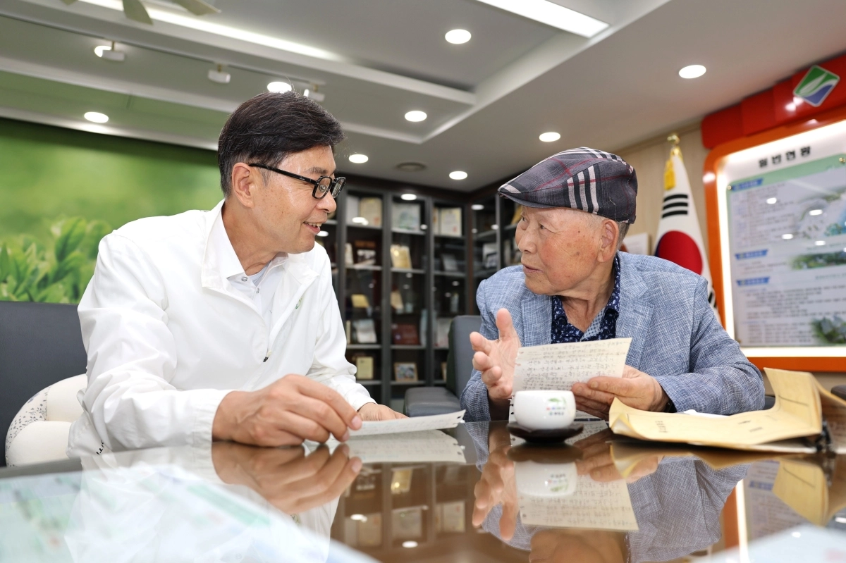 김철우 군수와 이삼종(오른쪽) 일광당 대표가 보성군수 집무실에서 환담을 나누고 있다.