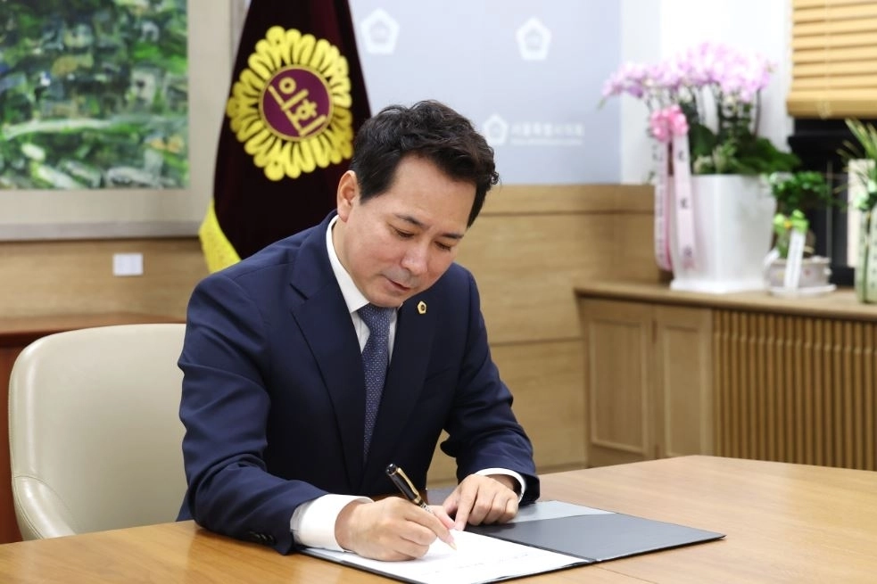 임만균 의장이 ‘제1호 결재’를 승인하고 있다. 서울시의회 제공