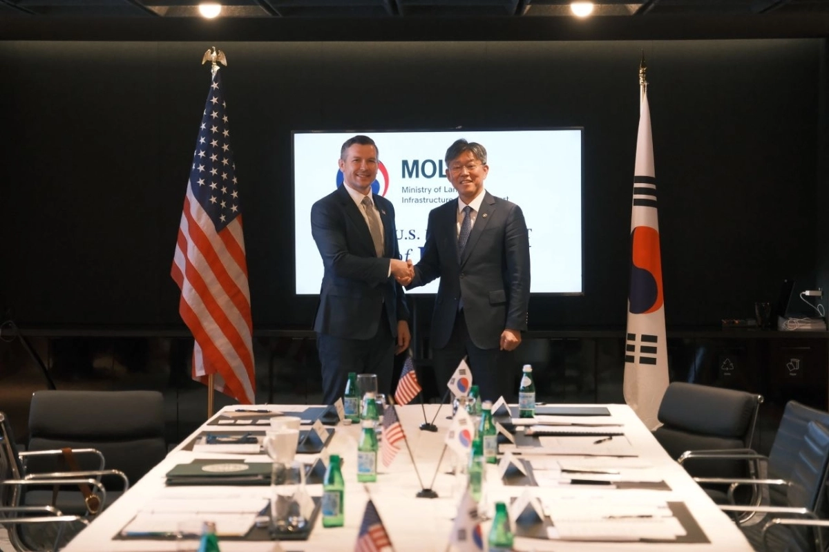 김이탁 국토교통부 1차관이 7일(현지시간) 미국 워싱턴 DC에서 열린 네바다주 리튬·붕소 플랜트 업무협약 체결식에서 기념 촬영하고 있다. 국토부 제공