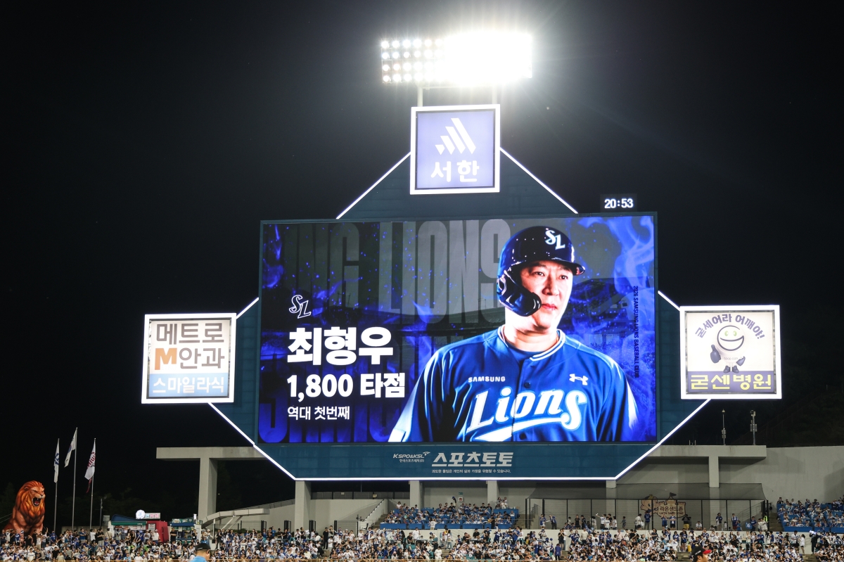 삼성 최형우가 KBO리그 최초로 1800타점을 달성한 순간 대구 삼성 라이온즈파크 전광판에 이를 축하하는 그래픽이 표출되고 있다.     삼성 라이온즈 제공