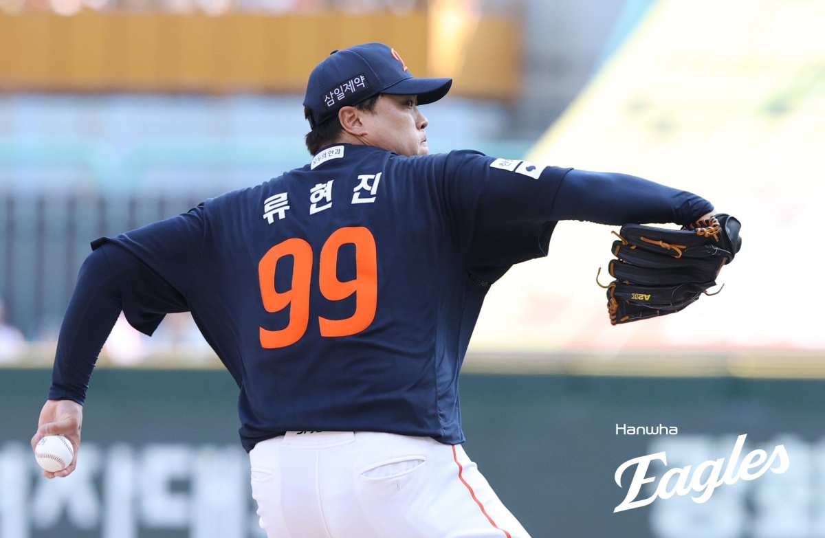 한화 류현진이 지난달 28일 SSG전에 선발 등판해 힘차게 볼을 뿌리고 있다.     한화 이글스 제공