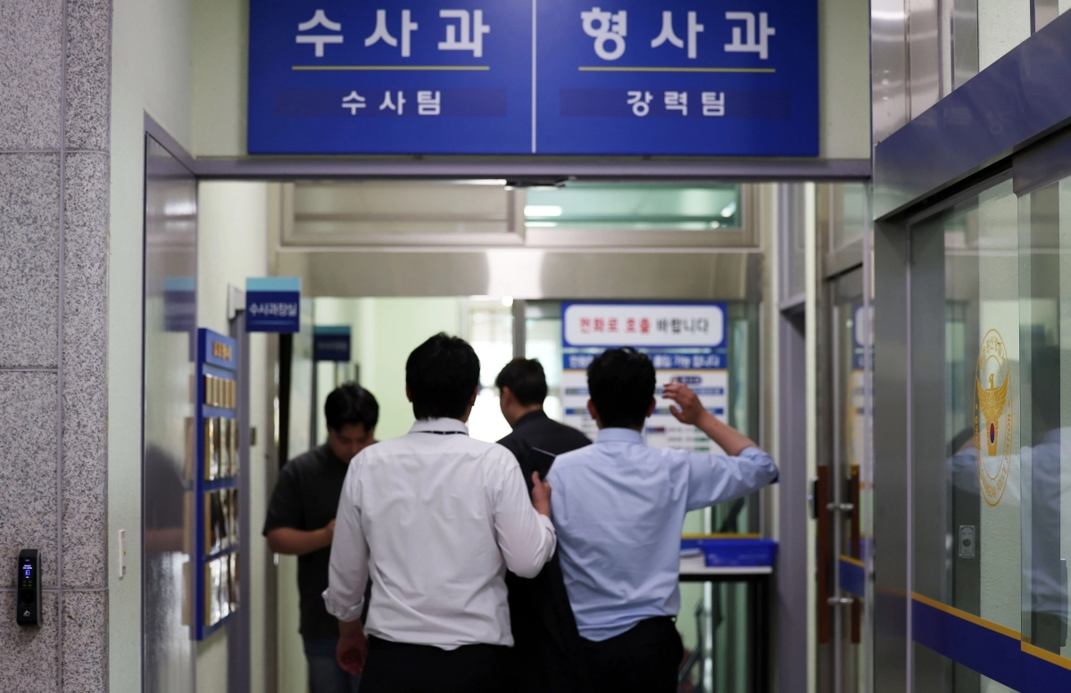 장윤기 사건에 대한 경찰의 증거인멸 의혹 등에 대한 강제 수사에 착수한 7일 검찰 수사관들이 광주 광산경찰서 형사과에 들어가고 있다. 뉴스1