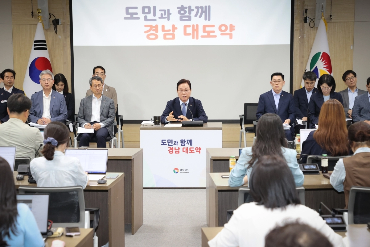 박완수 경남도지사가 8일 경남도청 도정회의실에서 열린 기자간담회에서 민선 9기 도정 운영 방향을 밝히고 있다. 2026.7.8. 경남도 제공