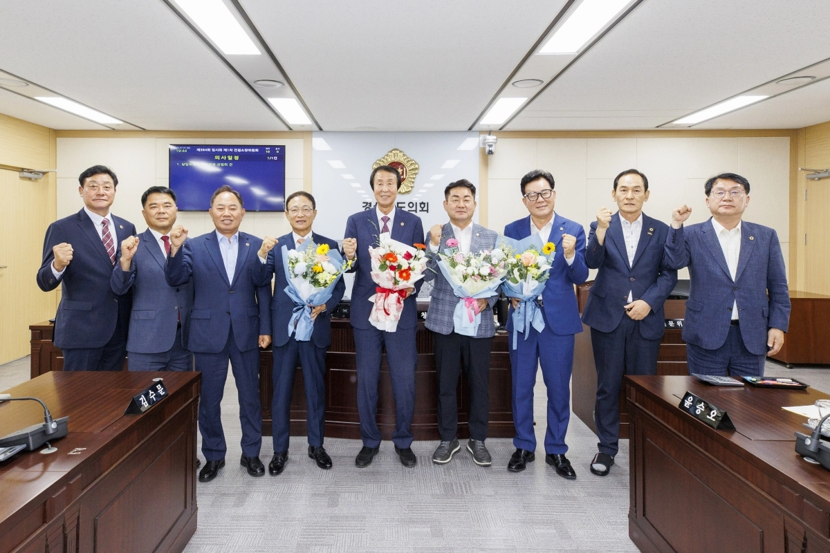 경북도의회는 제13대 전반기 건설소방위원회 위원장으로 이우청 의원을, 부위원장으로는 윤기현 의원을 선출했다. 경북도의회 제공