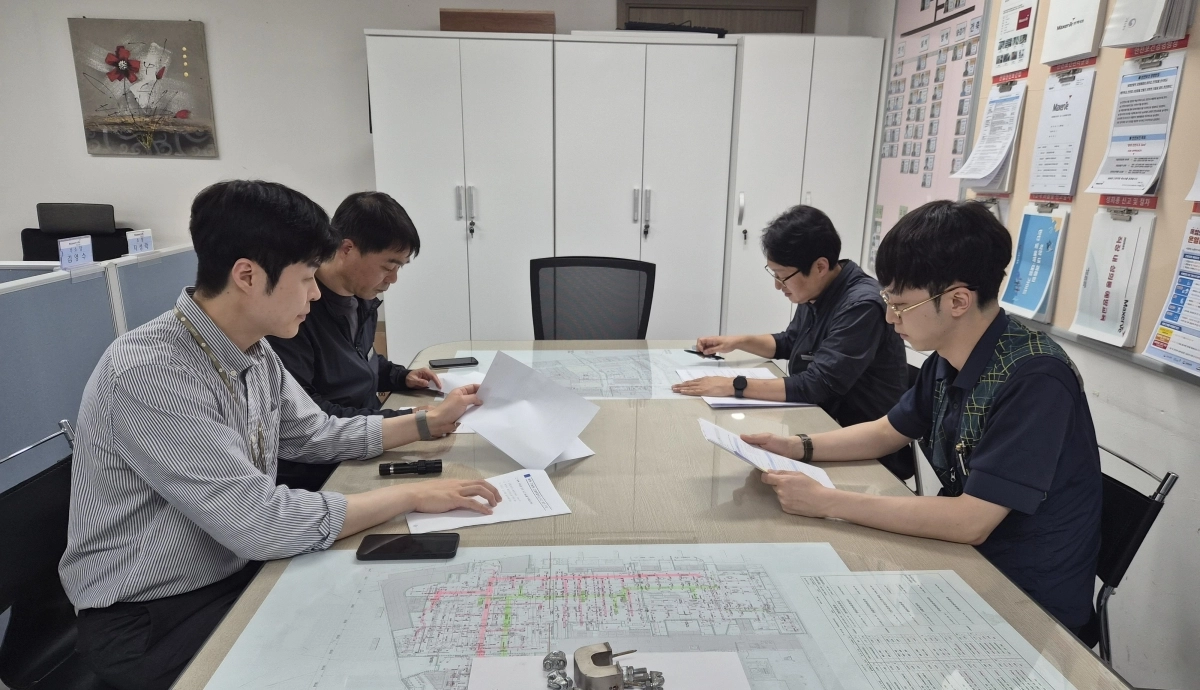 서울 중구 안전관리 실무자들이 지난 1일 롯데백화점 본점 방재실에 모여 전날 백화점에서 진행된 실내 인파 대응 모의훈련 결과에 대해 회의하고 있다. 중구 제공