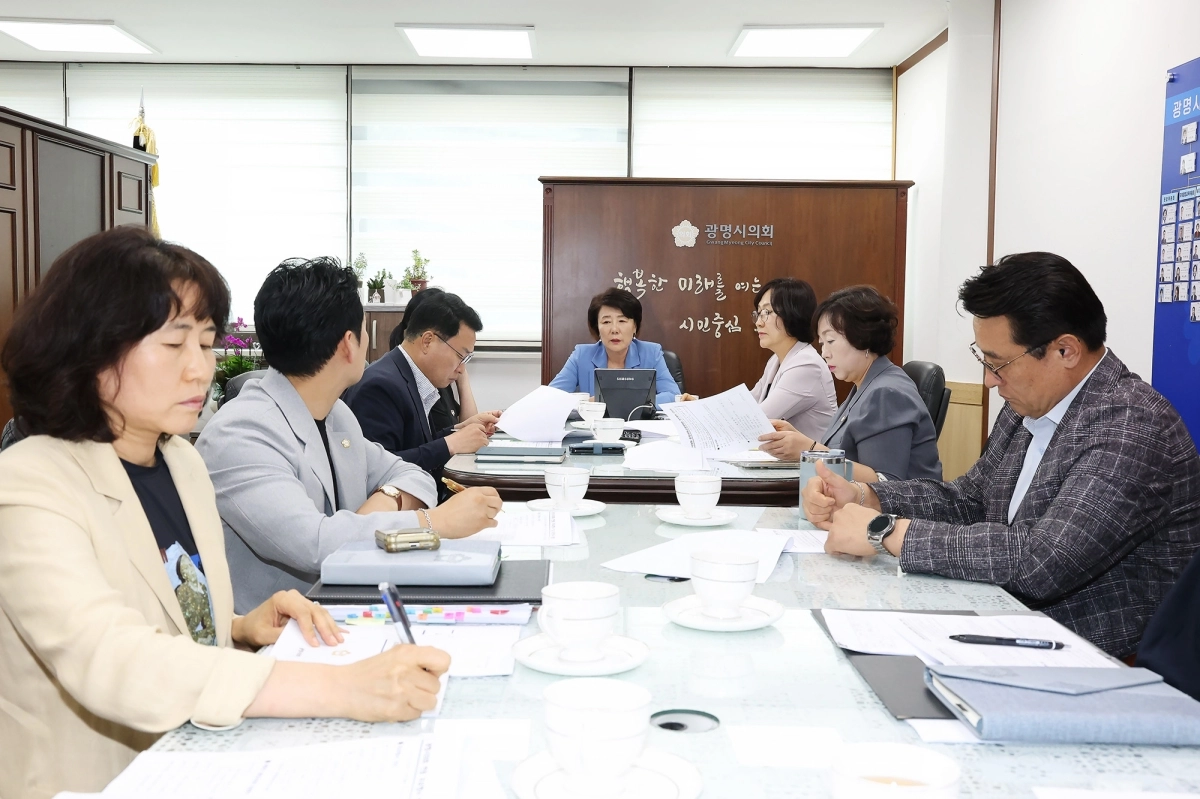 8일 광명시의회 의장실에서 열린 제10대 전반기 첫 월례회의에서 이형덕 의장을 비롯한 부의장 및 상임위원장, 의회사무국 관계자들과 함께 의회사무국 주요 업무 보고를 청취하며 의견을 나누고 있다. 광명시의회 제공