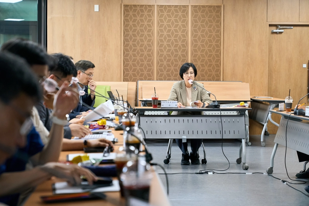 이수희(오른쪽) 강동구청장이 지난 3일 구청에서 ‘더 빠른 재건축·재개발 협의체 태스크포스(TF) 회의’를 진행하고 있다. 강동구 제공