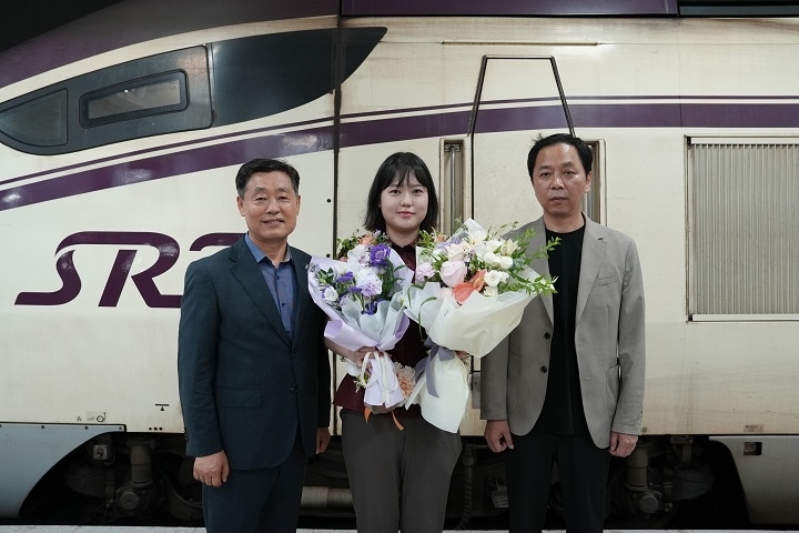 8일 수서역에서 김민슬(기운데) SRT 기장의 첫 실습교육을 기념해 임명식을 진행한 뒤 기념사진을 찍고있다. 왼쪽부터 정왕국 SR 대표이사, 김 기장, 김상수 SR노동조합위원장. 에스알 제공