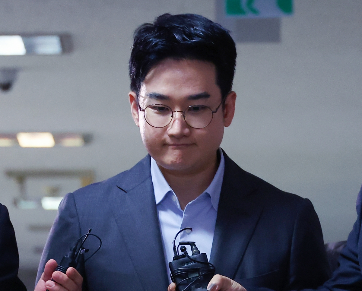 지난 6·3 지방선거에서 피습 자작극을 한 의혹을 받는 정이한 전 개혁신당 부산시장 후보가 8일 부산지방법원에 구속 전 피의자 심문(영장실질심사)에 출석하기위해 법정에 들어서고 있다. 연합뉴스