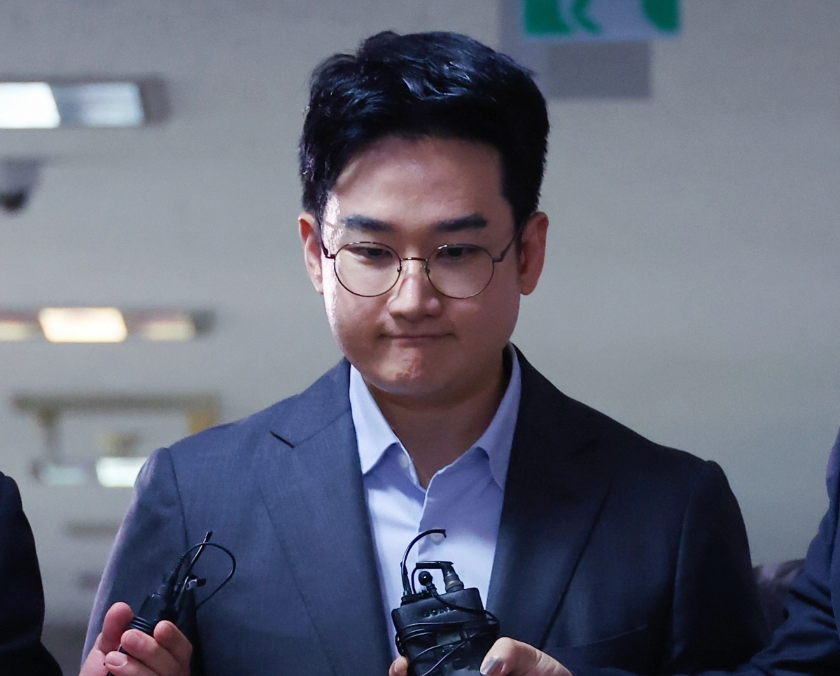 지난 6·3 지방선거에서 피습 자작극을 한 의혹을 받는 정이한 전 개혁신당 부산시장 후보가 8일 부산지방법원에 구속 전 피의자 심문(영장실질심사)에 출석하기위해 법정에 들어서고 있다. 연합뉴스