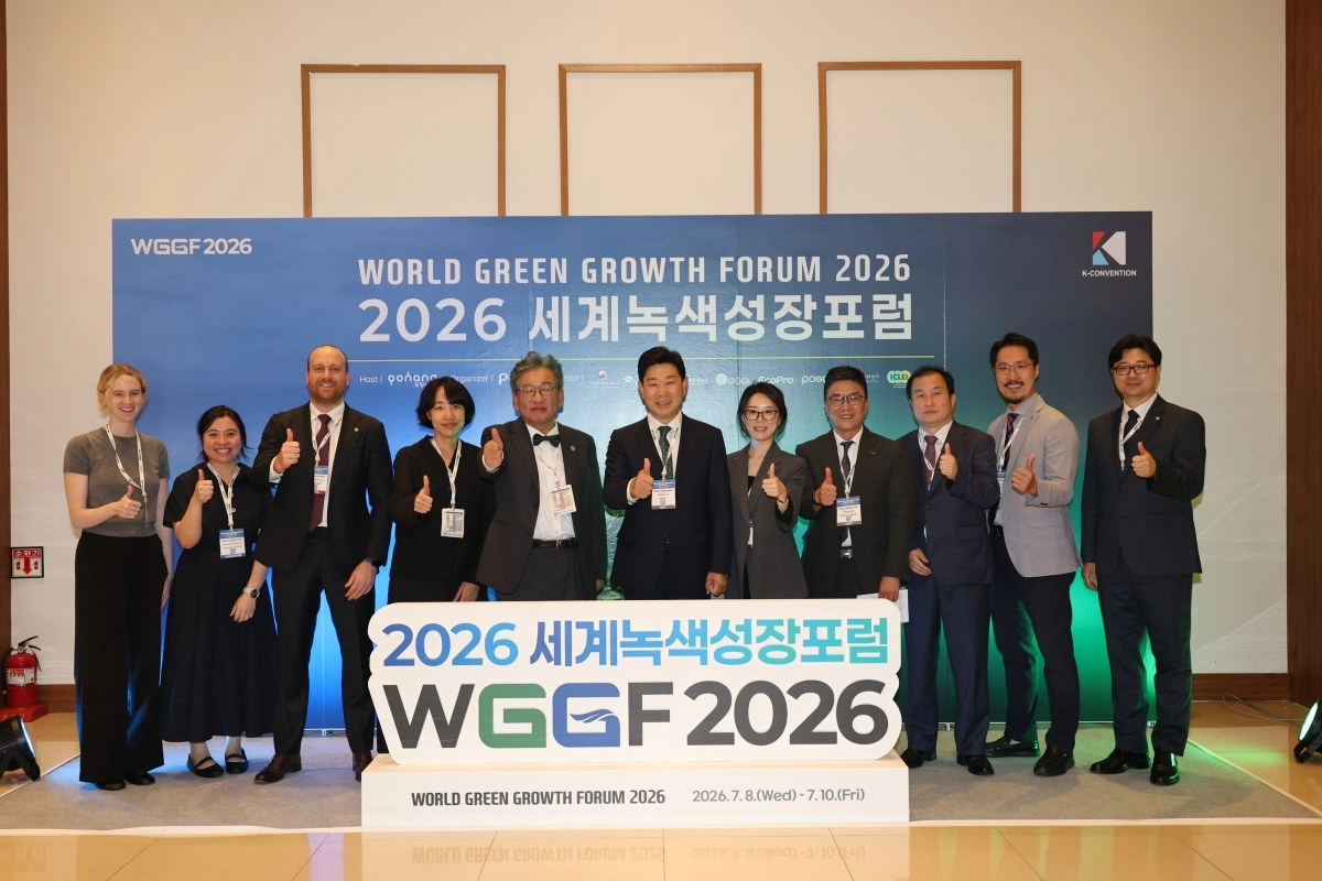 경북 포항에서 8일부터 열리는 2026 세계녹색성장포럼에서 관계자들이 기념사진을 찍고 있다. 포항시 제공