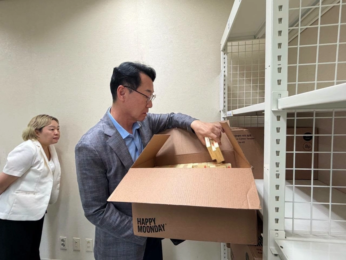 정명근 화성시장이 생리대 제작업체인 유앤아이센터를 방문해 공공생리대를 점검하고 있다.화성시 제공