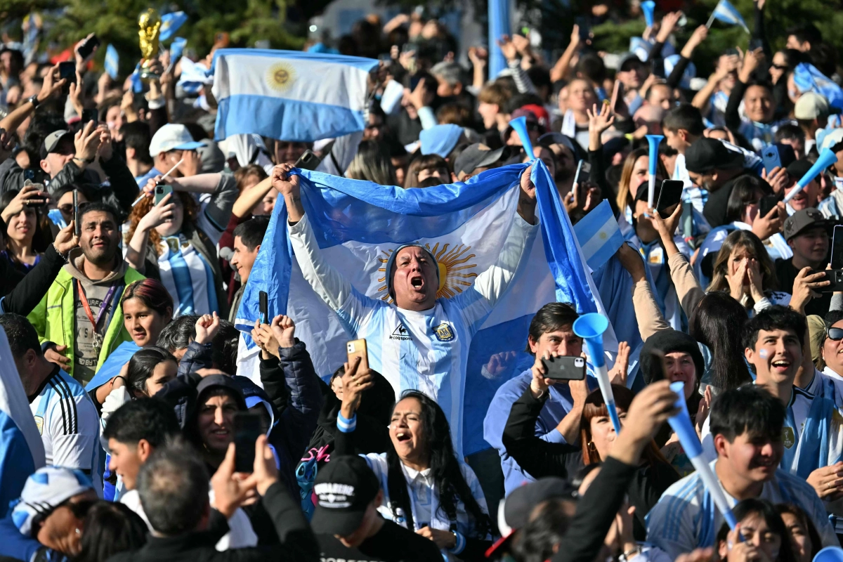 7일(현지시간) 아르헨티나 부에노스아이레스에서 축구 팬들이 대형 스크린을 통해 2026 FIFA 북중미 월드컵 16강전 아르헨티나와 이집트의 경기를 지켜보며 환호하고 있다. 부에노스아이레스 AFP 연합뉴스