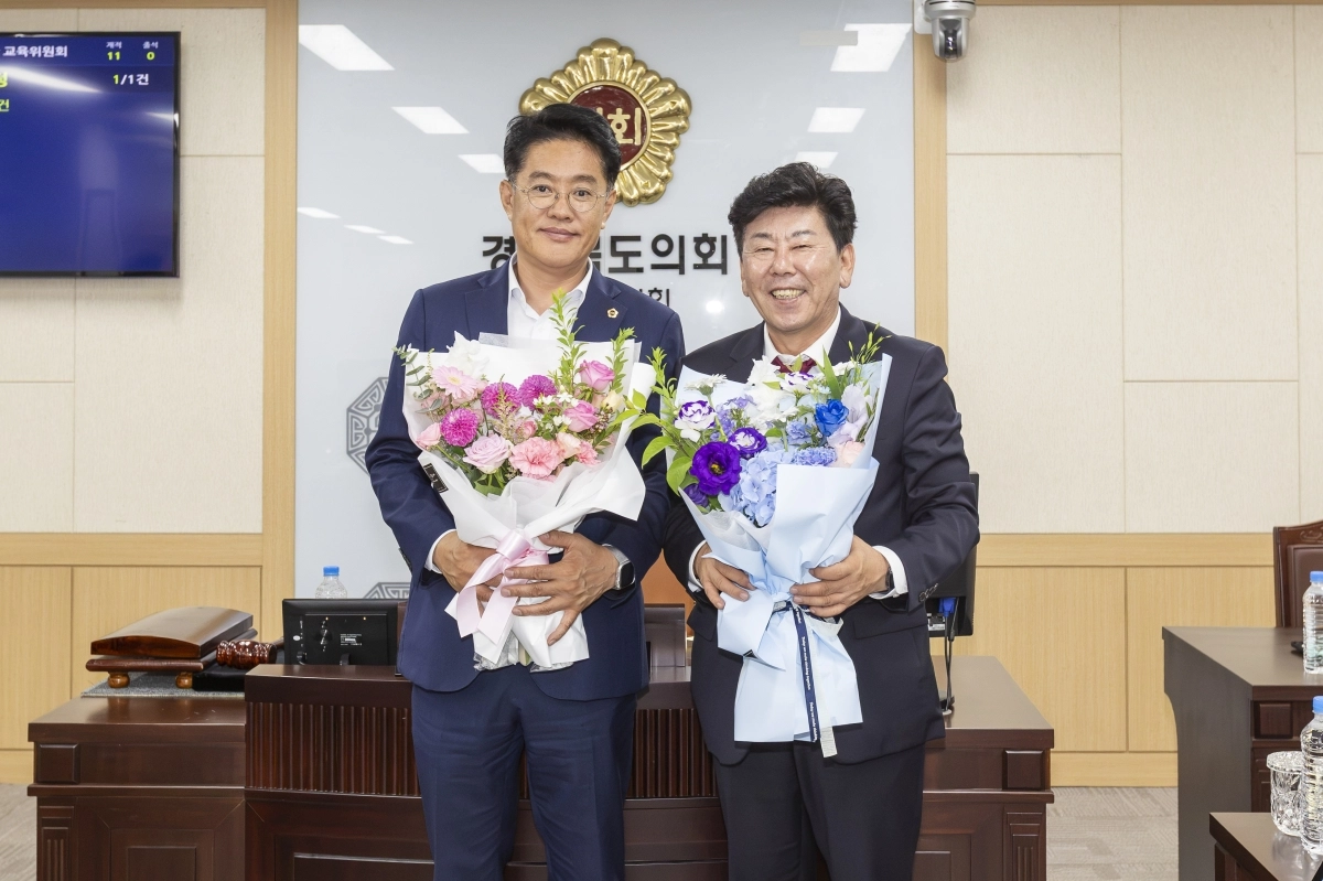 경북도의회 교육위원회 박정호 부위원장(왼쪽)과 정한석 위원장이 기념촬영을 하고 있다. 경북도의회 제공