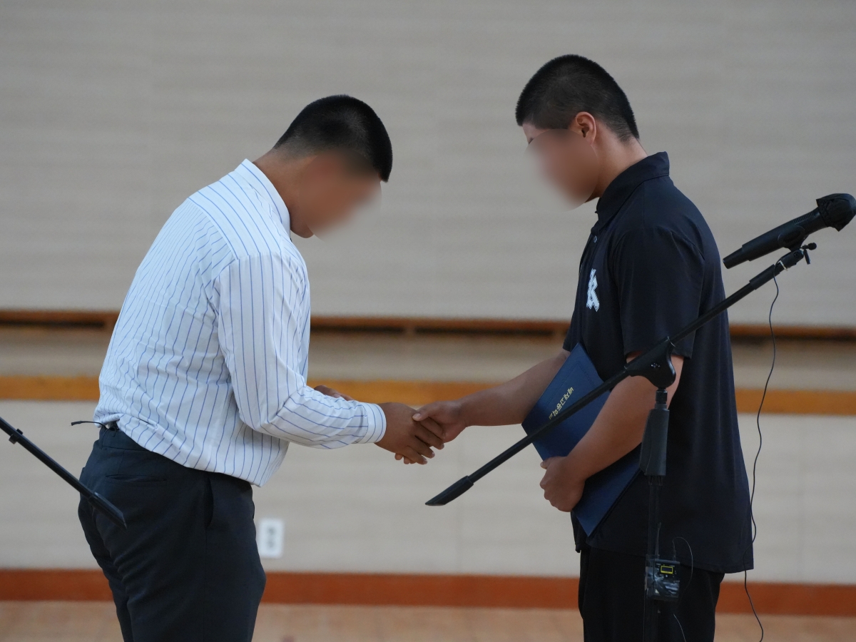 사과문 전달 후 고개 숙인 배재고 학생주장