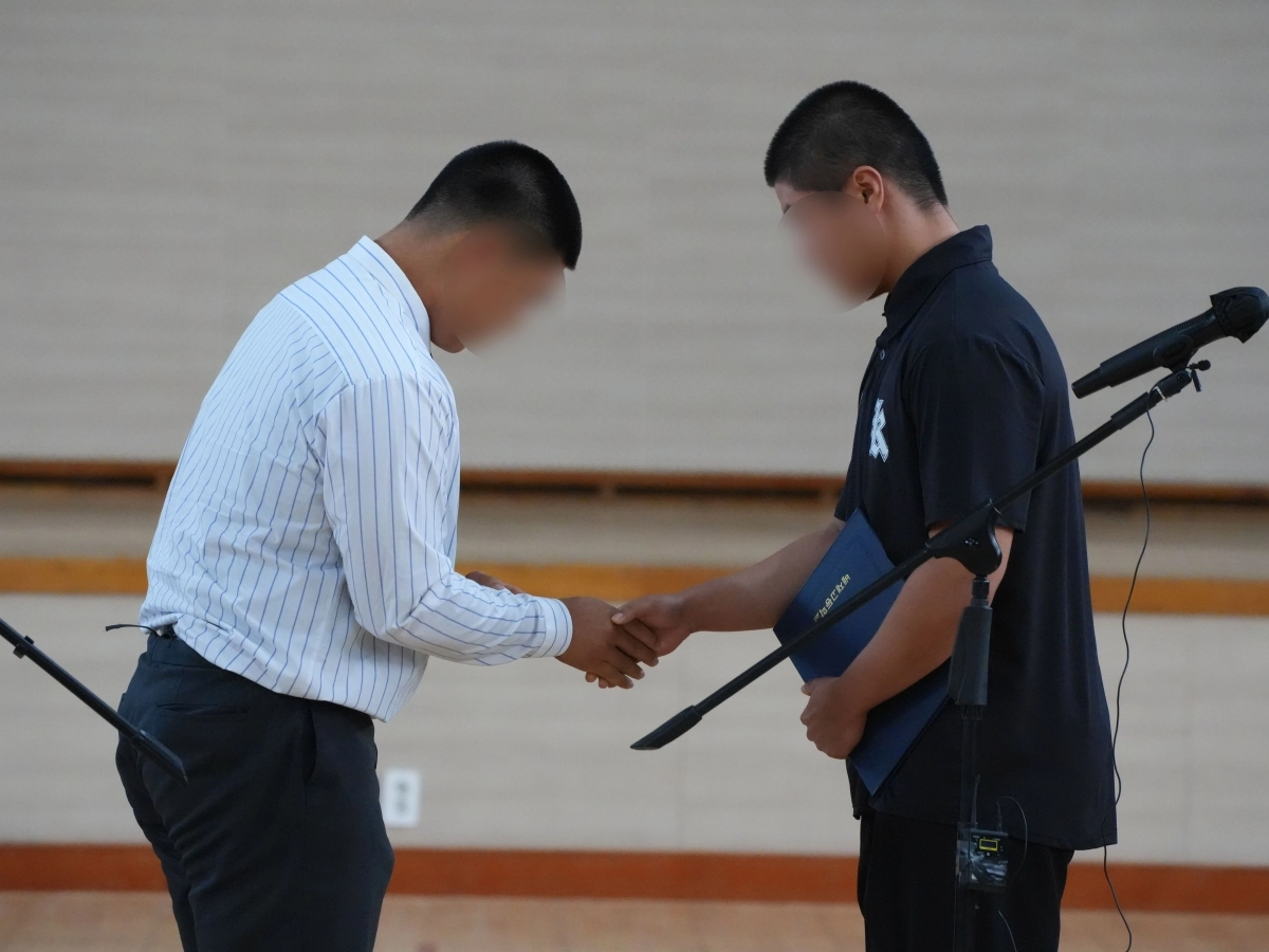 사과문 전달 후 고개 숙인 배재고 학생주장