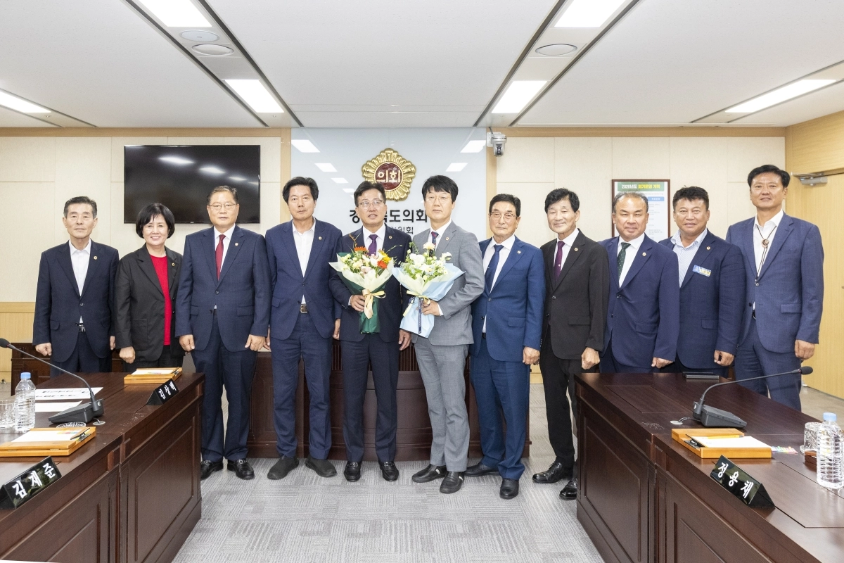 경북도의회 농수산위원회 단체 기념촬영. 경북도의회 제공