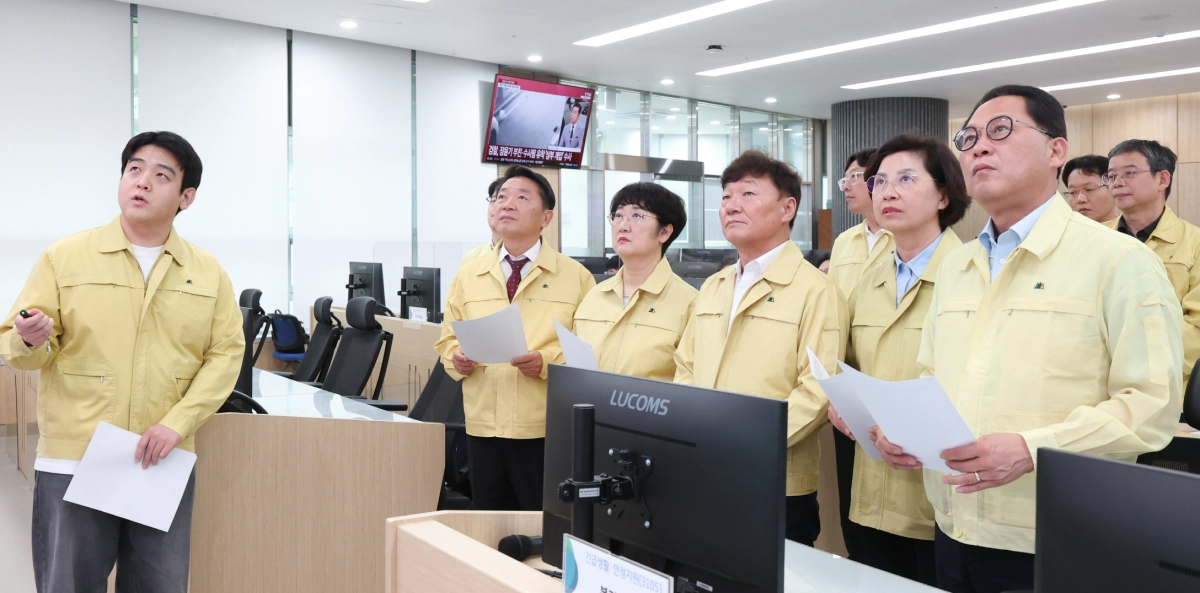 ▲ 8일 오후 경기도청 재난상황실을 긴급 방문한 남종섭 의장과 부의장단, 교섭단체 대표의원들이 관계자로부터 기상 전망과 집중호우 대비 태세를 보고 받고 있다. (사진=경기도의회)