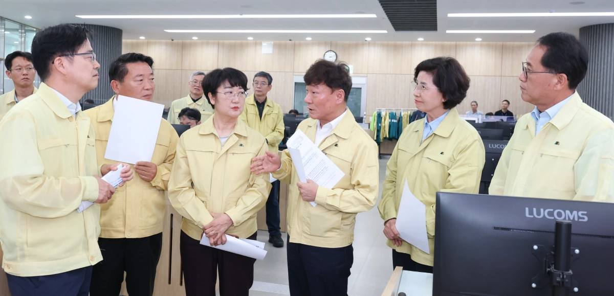▲ 남종섭 의장이 부의장단, 교섭단체 대표의원들의 질의와 요구사항을 경청하며 의견을 나누고 있다. (사진=경기도의회)