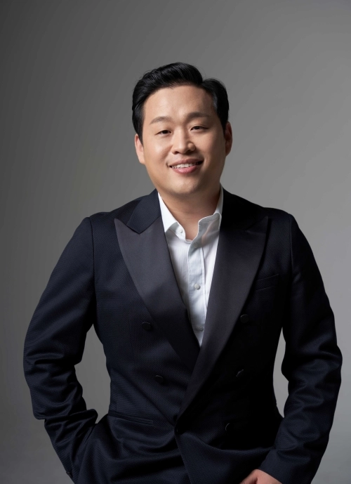 테너 백석종은 2024년 5월 미국 뉴욕 메트로폴리탄 오페라 ‘투란도트’(가운데 사진)에서 칼라프를 연기하며 “영웅적 성격으로 통제불능처럼 보이는 칼라프의 판도를 바꿨다”(오페라와이어 리뷰)는 평가를 받았다. 예술의전당 제공