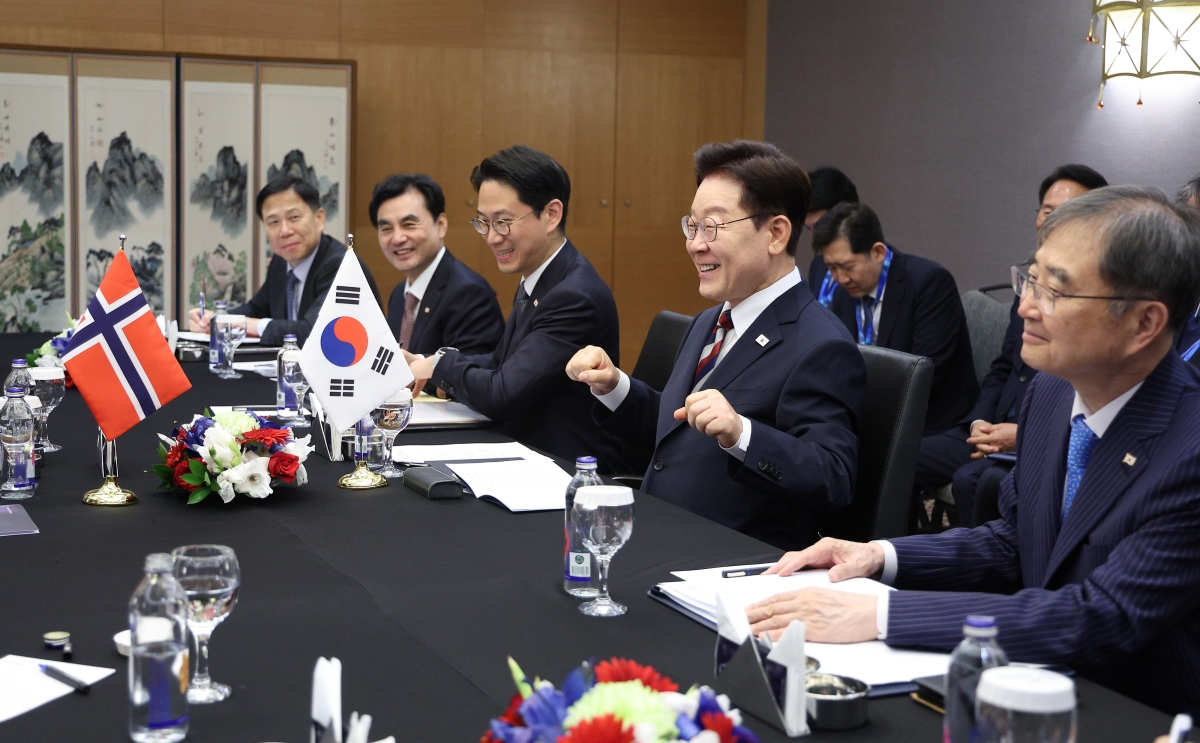 노르웨이 총리 만나 ‘노 젓기’ 응원