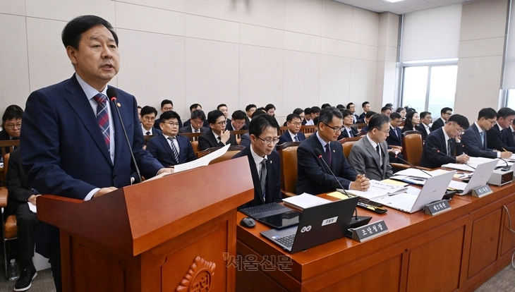구윤철 부총리 겸 재정경제부 장관이 7일 국회에서 열린 재정경제기획위원회 전체회의에 참석해 업무보고를 하고 있다.  안주영 전문기자