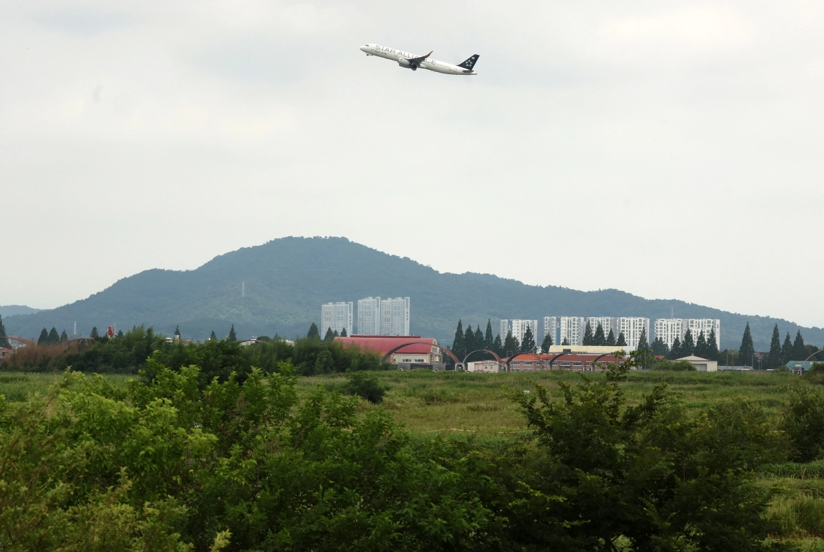 7일 전남광주 광산구 광주 군 공항에서 여객기가 날아오르고 있다. 정부는 호남권 반도체 클러스터 부지로 광주 군 공항을 선정했다. 2026.7.7. 연합뉴스