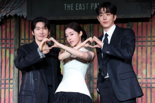 8일 서울 영등포구 페어몬트 앰배서더에서 열린 넷플릭스 시리즈 ‘동궁’ 제작발표회에서 배우들이 포즈를 취하고 있다. 왼쪽부터 조승우, 노윤서, 남주혁. 2026.7.8 <br>연합뉴스