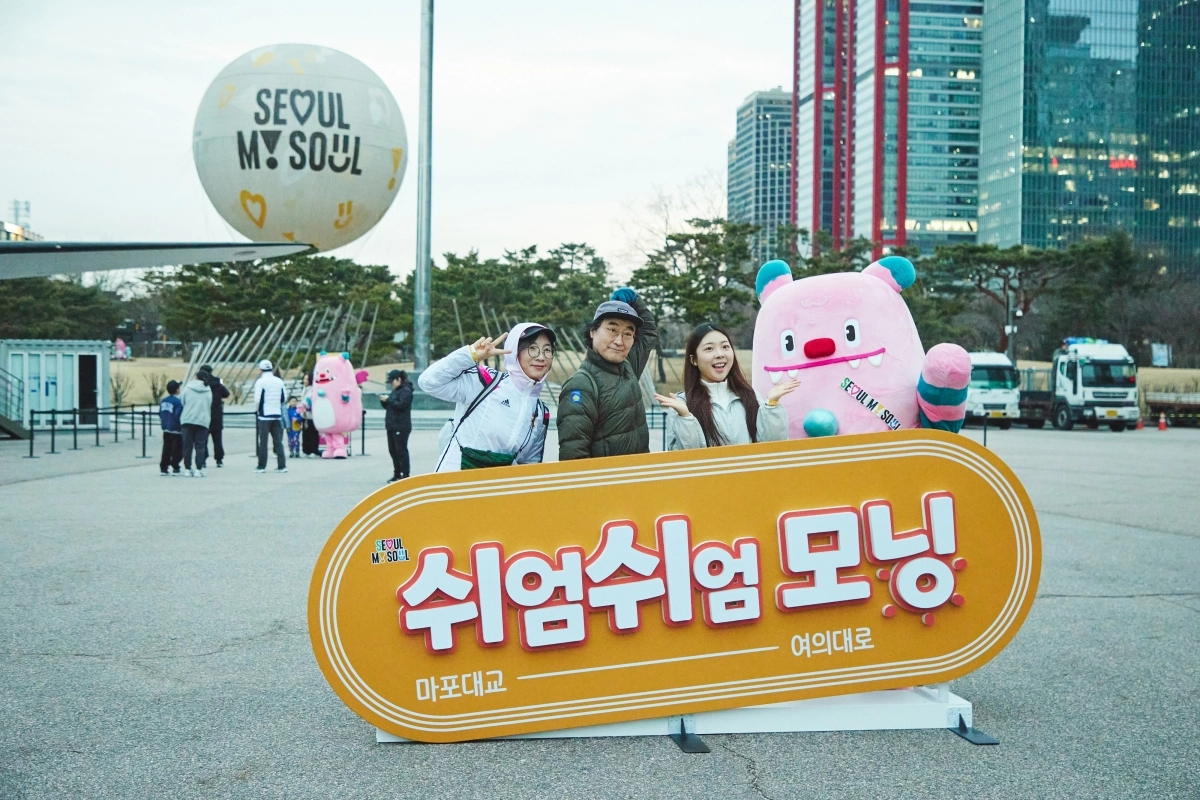 지난 3월 ‘쉬엄쉬엄 모닝’ 참여자들이 기념 촬영을 하고 있다.  서울시 제공