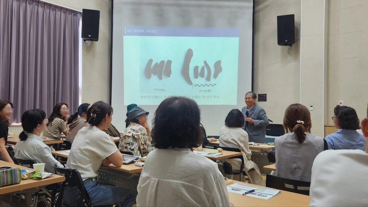 지난 5월 구로기적의도서관에서 열린 지혜학교 프로그램 ‘다향으로 읽는 차 인문학’ 강의 모습.  구로구 제공