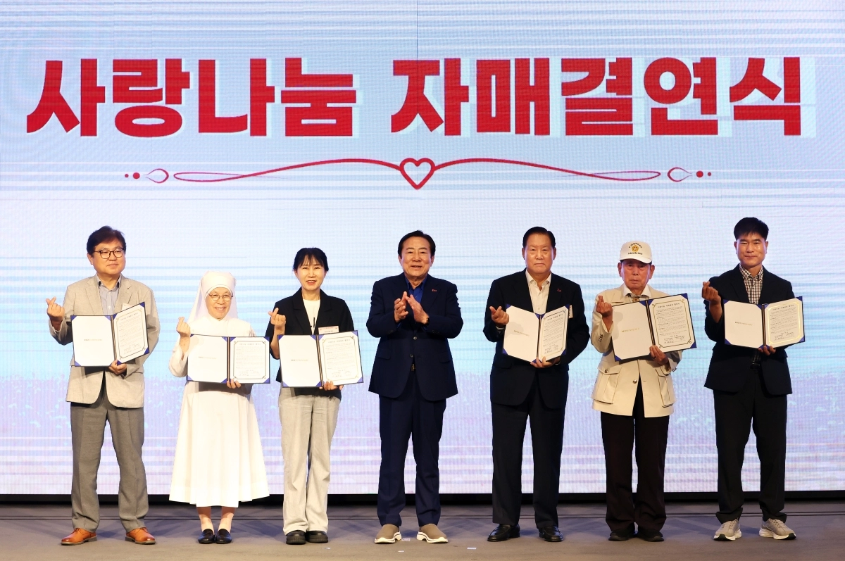 김기문(왼쪽 네 번째) 중소기업중앙회장과 손인국(다섯 번째) 중소기업사랑나눔재단 이사장이 8일 서울 여의도 중기중앙회에서 복지시설 후원 결연식을 진행하고 있다. 중소기업중앙회 제공