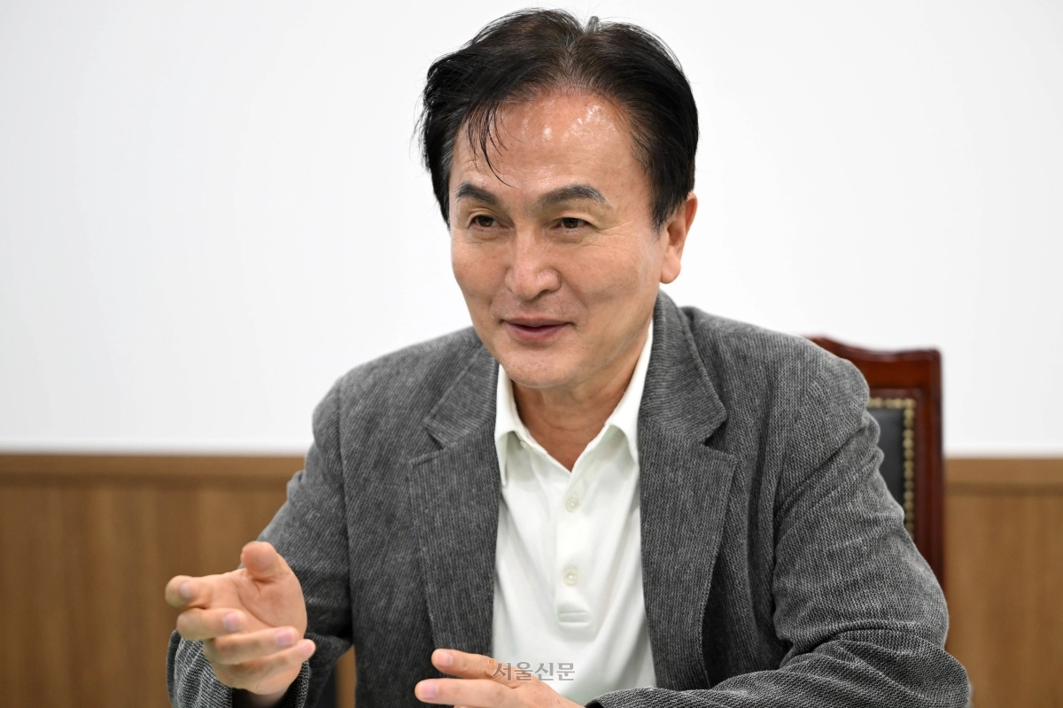 류삼영 동작구청장이 8일 구청 집무실에서 진행한 서울신문 인터뷰에서 앞으로 4년 구정을 이끌 로드맵을 설명하고 있다. 류 구청장은 “구민과의 소통을 최우선으로, 모두의 구청장이 될 수 있도록 노력하겠다”고 다짐했다. 홍윤기 기자