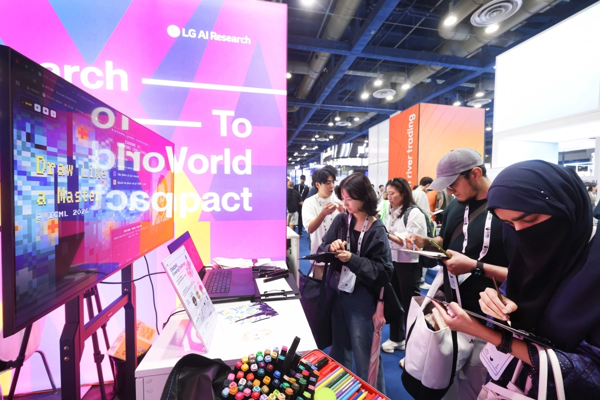 LG가 8일 서울 코엑스에서 열리는 ‘국제머신러닝학회(ICML) 2026’에 참가해 AI ‘엑사원’의 산업 현장 혁신 사례를 공개한 가운데, 글로벌 AI 연구자들이 부스에서 엑사원 4.5를 체험하고 있다.  LG 제공