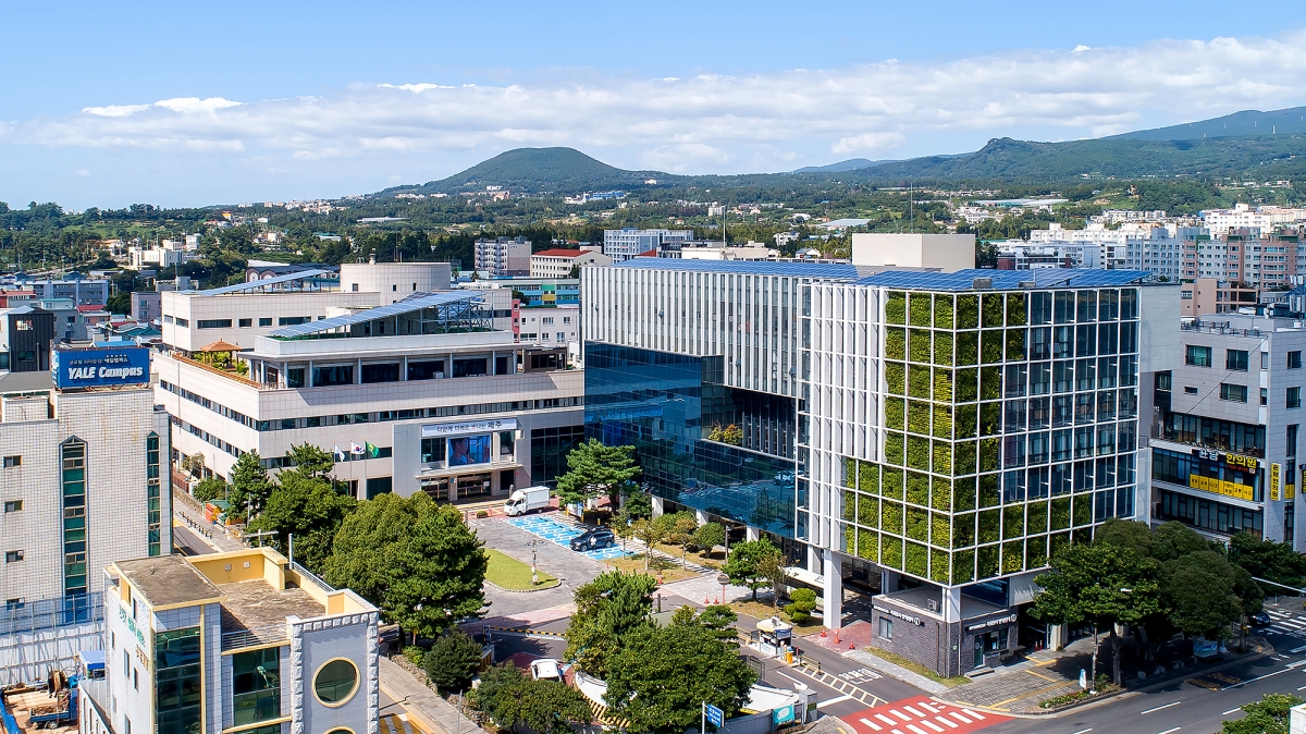 제주도 감사위원회는 서귀포시를 대상으로 실시한 감사에서 ‘시간외근무수당 부당 수령 및 복무 관리 소홀’ 사실을 적발하고 해당 부서에 대한 특별 점검과 재발 방지 대책 마련을 요구했다. 사진은 서귀포시 제1청사. 서귀포시 제공