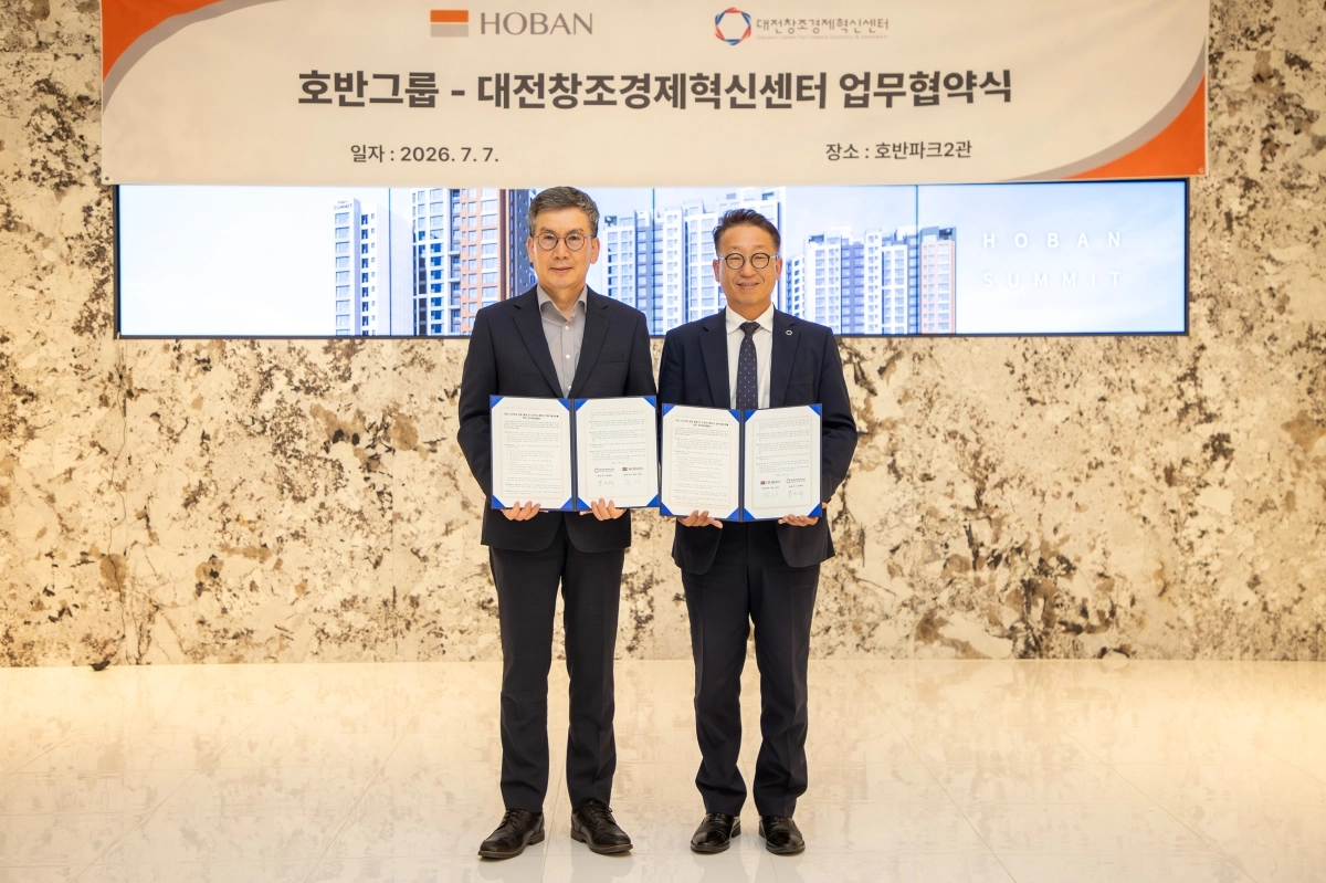문갑(왼쪽) 호반건설 경영부문대표와 박대희 대전창조경제혁신센터 대표이사가 지난 7일 서울 서초구 호반그룹 본사에서 유망 스타트업 공동 발굴 및 오픈이노베이션 협력 활성화를 위한 업무협약을 체결한 후 기념촬영을 하고 있다. 호반그룹 제공