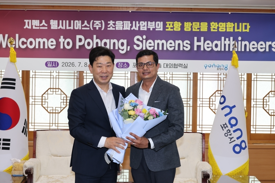 경북 포항을 방문한 샤우랍 파가리아(오른쪽) 지멘스 헬시니어스㈜ 초음파사업부 대표와 박용선 포항시장. 포항시 제공