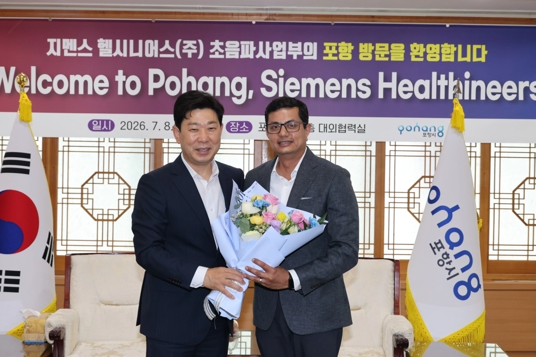 경북 포항을 방문한 샤우랍 파가리아(오른쪽) 지멘스 헬시니어스㈜ 초음파사업부 대표와 박용선 포항시장. 포항시 제공