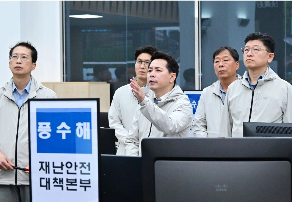 재난안전대책본부 상황실에서 ‘2026 풍수해 안전대책 보고’를 받는 임만균 의장. 서울시의회 제공