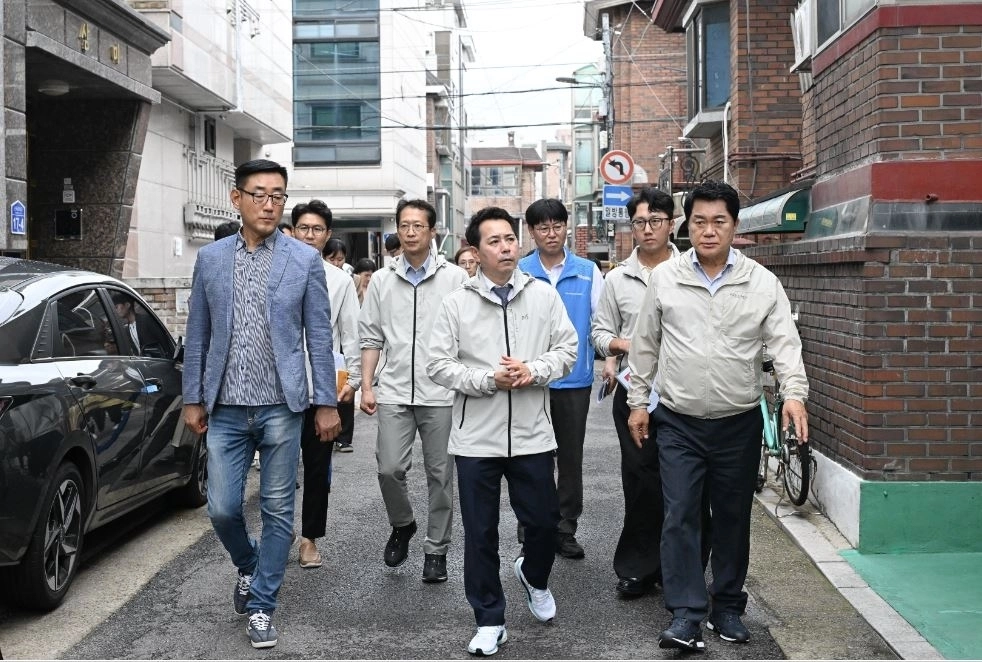 침수 취약 지역(관악구 신림동) 반지하 주택가를 찾은 임만균 의장. 서울시의회 제공